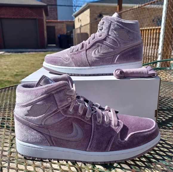 Women's Nike Air Jordan 1 Mid 'Velvet Purple' Sneakers - Size 7 Shoes - Picture 1 of 10